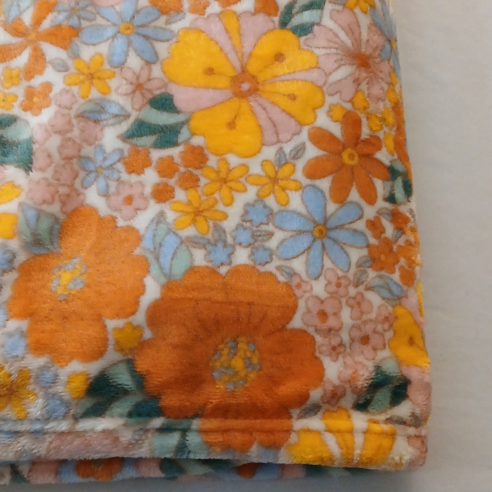 RACHEL Rachel Roy Floral Plush Throw - Picture 11 of 11